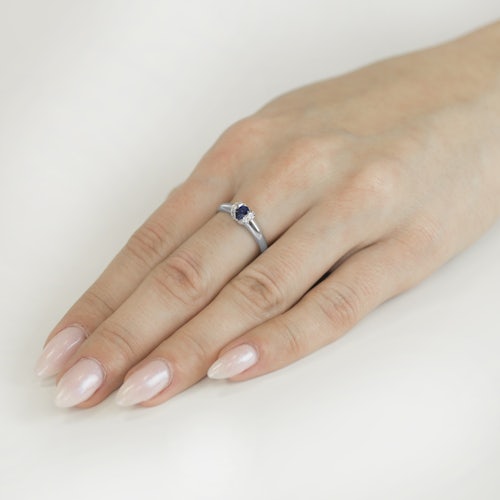 Pierścionek zaręczynowy SAVICKI: białe złoto, niebieski szafir